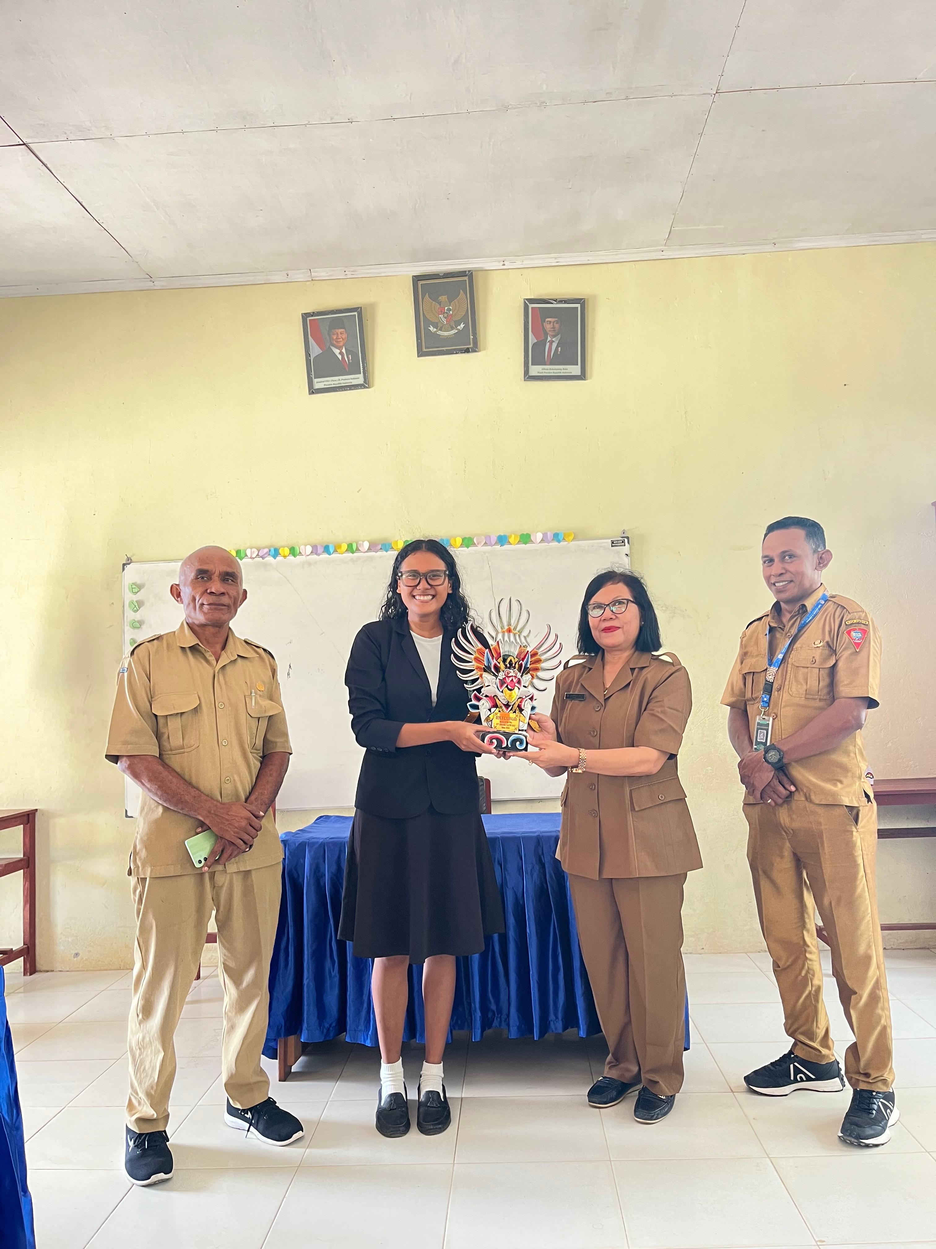 Tuntaskan Masa PPL, Mahasiswi STT Johanes Calvin Bali, Pamit dari SMP Negeri 9 Ambon