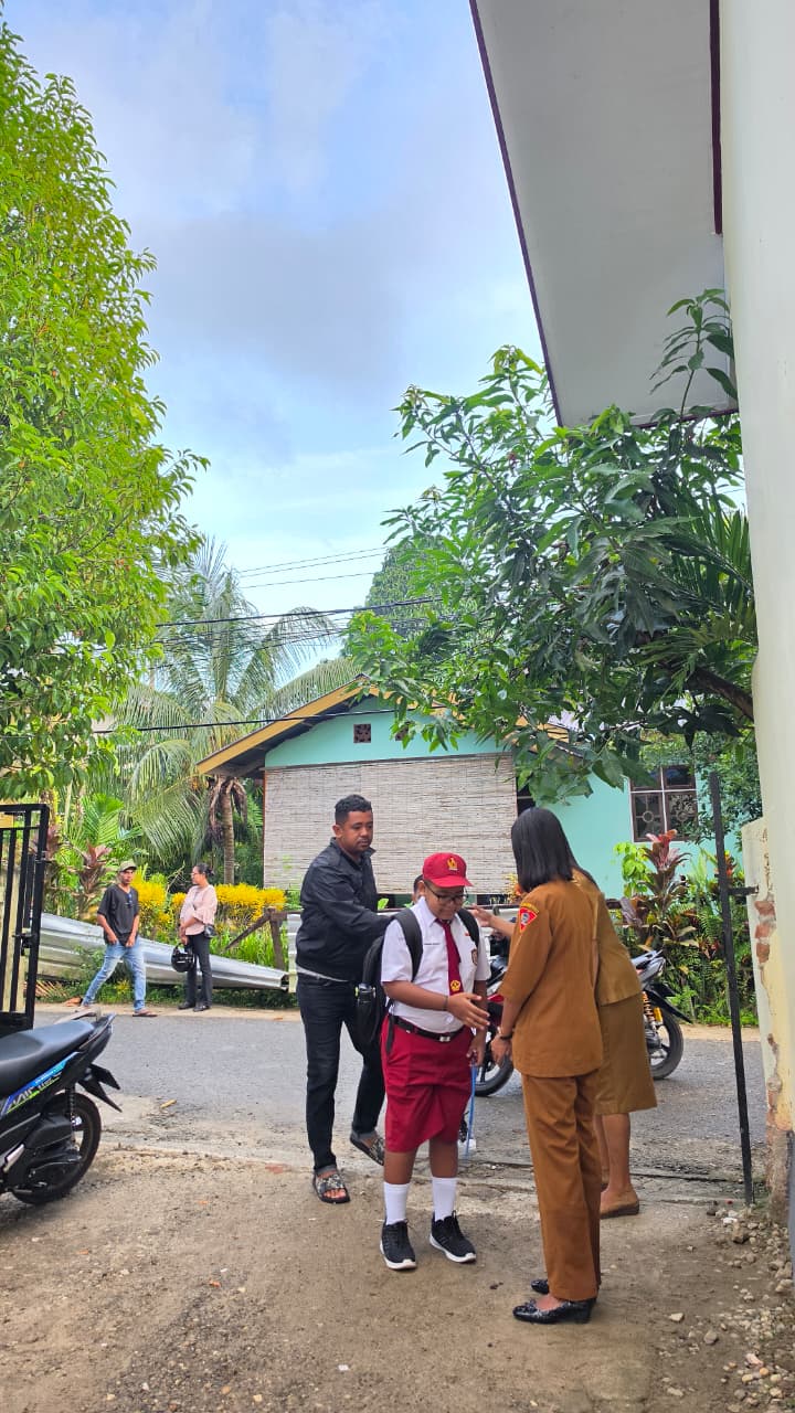Hari Pertama Sekolah, SMP Negeri 9 Ambon Sambut Siswa Baru Melalui Gerakan Ayah Mengantar Anak ke Sekolah (GAMAS)